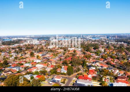 Wohnvororte am Ufer des Parramatta Flusses in Sydney West City of Ryde council mit Meadowbank und Rhodos in Luftaufnahme. Stockfoto