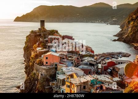 Ein friedlicher Blick auf den Hafen des Dorfes Vernazza in den Cinque Terre in Italien Stockfoto