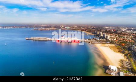 Kai der Tasmanischen Fähre in Port Phillip Bay in Melbourne, Australien. Panoramablick über die Küste und die Bucht. Stockfoto