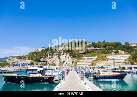 Ventimiglia, Italien - ca. August 2021: Cala del Forte ist eine exquisite, brandneue, hochmoderne Marina in Ventimiglia, Italien, nur 15 Minuten entfernt Stockfoto