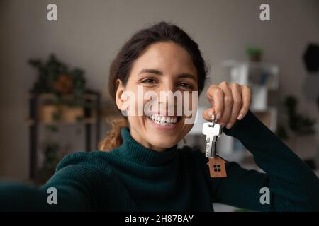 Frau Lotteriegewinnerin schießen Selfie mit Schlüsseln der neuen Wohnung Stockfoto