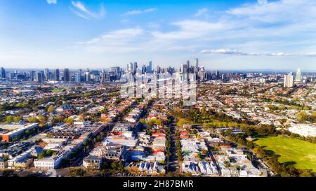 Blick auf Melbourne CBD von Port Melbourne aus an einem sonnigen, hellen Tag über Wohnvororte und grüne Straßen. Stockfoto