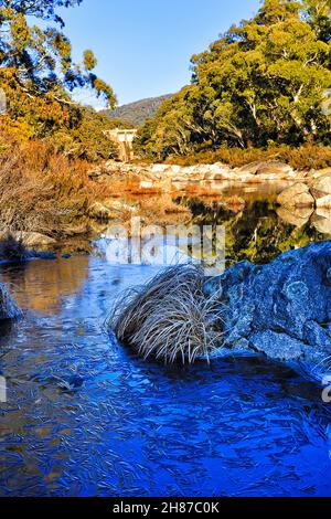 Eisbedeckte Wasserbucht am Snowy River mit Blick auf den Gutheba-Staudamm in der Wintersaison - Frost und Kälte in verschneiten Bergen. Stockfoto