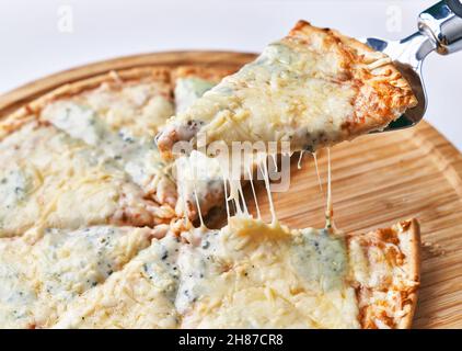 Köstliche 4 Käsesorten italienische Pizza auf weißem Hintergrund isoliert Stockfoto