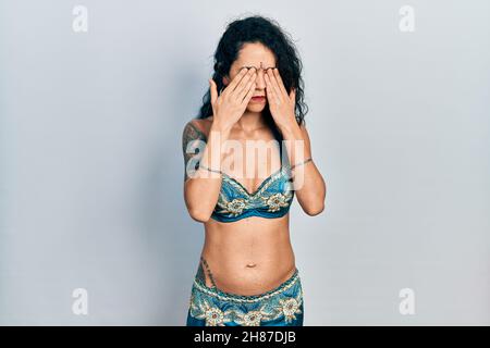 Junge Frau trägt Bindi und traditionelle Bauchtanzkleidung reiben Augen für Müdigkeit und Kopfschmerzen, müde und müde Ausdruck. Vision Problem Stockfoto
