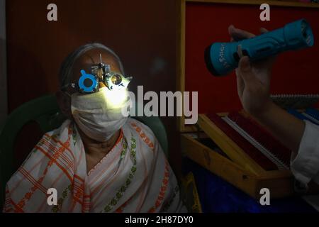 Kalkutta, Westbengalen, Indien. 28th. November 2021. Eine alte Frau wird in einem kostenlosen Augenpflegelager in Kalkutta auf ihr Auge untersucht. (Bild: © Sudipta das/Pacific Press via ZUMA Press Wire) Stockfoto