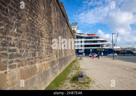 Saint Malo, Frankreich - 15. Oktober 2021: Luxuskreuzfahrtschiff im Hafen in der Nähe des Kreisel, Stockfoto