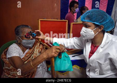 Kalkutta, Westbengalen, Indien. 28th. November 2021. Eine alte Frau wird in einem kostenlosen Augenpflegelager in Kalkutta auf ihr Auge untersucht. (Bild: © Sudipta das/Pacific Press via ZUMA Press Wire) Stockfoto