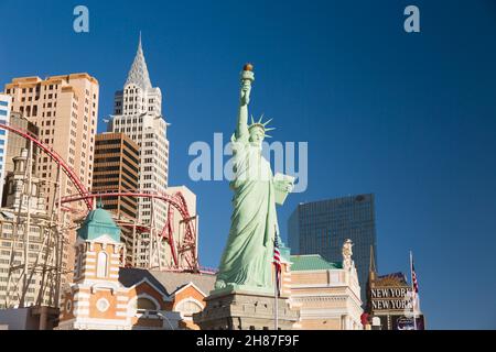 Las Vegas, Nevada, USA. Majestätische Nachbildung der Freiheitsstatue, die vor dem New York-New York Hotel and Casino über dem Strip thront. Stockfoto