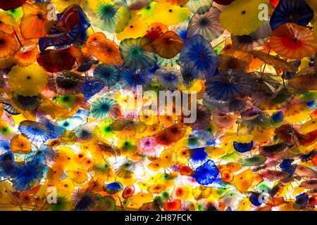 Las Vegas, Nevada, USA. Die farbenfrohe Glasdecke, die Fiori di Como von Dale Chihuly, befindet sich über der Lobby des Bellagio Hotel and Casino. Stockfoto