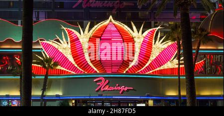 Las Vegas, Nevada, USA. Panoramablick bei Nacht über den Strip auf die beleuchtete façade des Flamingo Las Vegas Hotel and Casino. Stockfoto