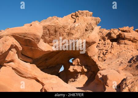 Valley of Fire State Park, Nevada, USA. Typische rote Sandsteinfelsen erodierten in Form einer Höhle. Stockfoto