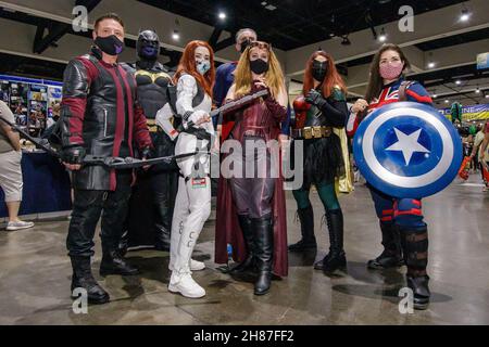 27. November 2021: Hawkeye, batman, Black Widow, Superman, Scarlet Witch, Robin, Captain Britain (L-R) Cosplay bei der San Diego Comic-con International Special Edition am Samstag, 27. November 2021 in San Diego, Kalifornien. (Bild: © Marissa Carter/ZUMA Press Wire) Stockfoto