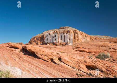 Valley of Fire State Park, Nevada, USA. Blick auf den Gibraltar Rock vom Fire Wave Trail, roter Sandsteinfelsen im Vordergrund. Stockfoto