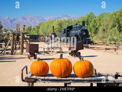 Furnace Creek, Death Valley National Park, Kalifornien, USA. Historische Bergbauausstellungen im Borax Museum, Kürbisse im Vordergrund. Stockfoto