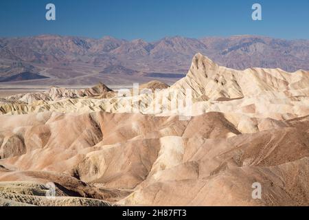 Death Valley National Park, Kalifornien, USA. Blick vom Zabriskie Point über die karge Wüstenlandschaft nach Manly Beacon und die Panamint Range. Stockfoto