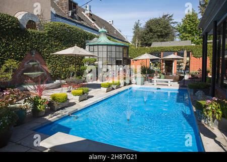 Carmel-by-the-Sea, Kalifornien, USA. Türkisfarbener Pool im Court of the Fountains, einem exklusiven Einkaufs- und Restaurantbereich in der Innenstadt abseits der Mission Street. Stockfoto