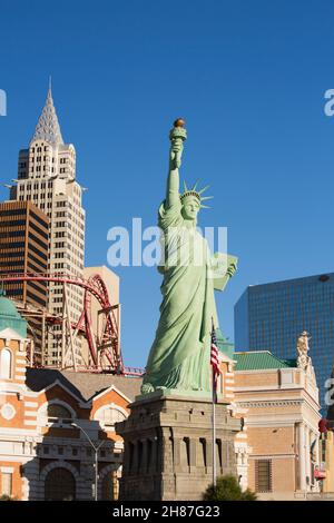 Las Vegas, Nevada, USA. Majestätische Nachbildung der Freiheitsstatue, die vor dem New York-New York Hotel and Casino über dem Strip thront. Stockfoto