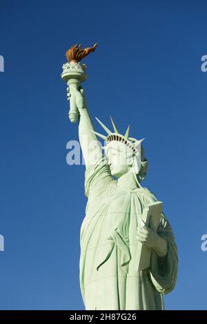 Las Vegas, Nevada, USA. Majestätische Nachbildung der Freiheitsstatue, die vor dem New York-New York Hotel and Casino über dem Strip thront. Stockfoto