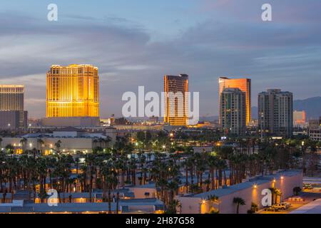 Las Vegas, Nevada, USA. Blick von der Dachterrasse auf die Skyline der Stadt in der Abenddämmerung, beleuchtete Hochhauskasinohotels. Stockfoto