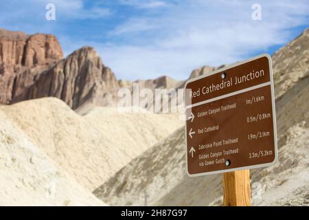 Death Valley National Park, Kalifornien, USA. Wegweiser an der Red Cathedral Junction, einer Kreuzung von Wanderwegen am unteren Ende des Golden Canyon. Stockfoto