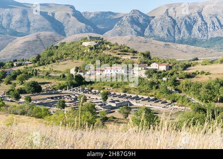 Massa d' Albe, Italien-August , 2021:Blick auf die archäologische Stätte Alba Fucens in den Abruzzen an einem sonnigen Tag Stockfoto