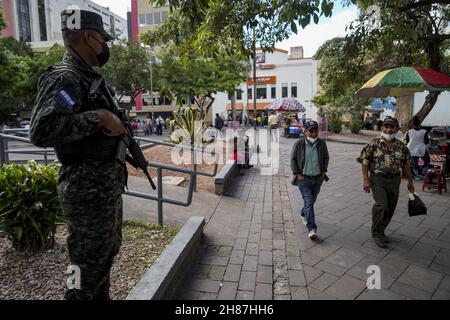 Tegucigalpa, Honduras. 27th. November 2021. Ein Soldat steht Wache, während er in der Innenstadt von Tegucigalpa patrouilliert.die Republik Honduras wird Parlamentswahlen abhalten, um eine neue Gruppe von Präsidenten-, Kongress- und Kommunalpolitikern zu wählen. (Foto von Camilo Freedman/SOPA Images/Sipa USA) Quelle: SIPA USA/Alamy Live News Stockfoto