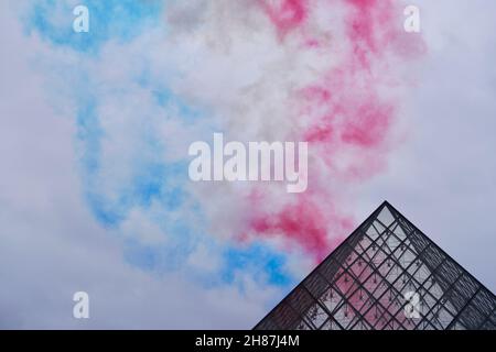 Patrouille der französischen Luftwaffe mit Louvre Pyramid Stockfoto