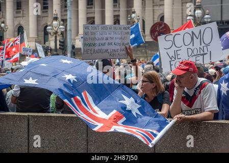 27th. November 2021. Demonstranten, die sich für „Kill the Bill“ eingesetzt haben, schwenken bei einer Kundgebung in Melbourne, Australien, die australische Flagge. Quelle: Jay Kogler/Alamy Live News Stockfoto