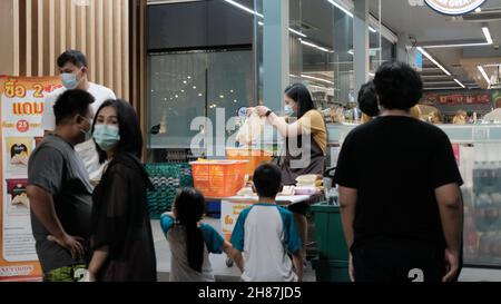 Menschen tragen eine MaskWPattaya Fireworks Festival 2021 am Freitag, 26. November 2021 auf Beach Road Pattaya Thailand Stockfoto