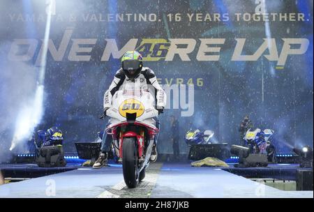 Valentino Rossi trifft und begrüßt die zahlreichen Fans auf der EICMA, der internationalen Motorradmesse. Stockfoto