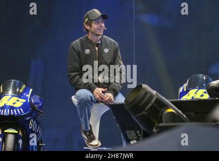 Valentino Rossi trifft und begrüßt die zahlreichen Fans auf der EICMA, der internationalen Motorradmesse. Stockfoto