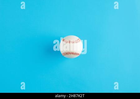 Baseballball auf blauem Hintergrund mit Kopierfläche. Draufsicht. Stockfoto