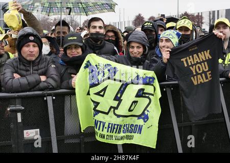 Valentino Rossi trifft und begrüßt die zahlreichen Fans auf der EICMA, der internationalen Motorradmesse. Stockfoto