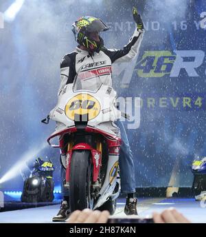 Valentino Rossi trifft und begrüßt die zahlreichen Fans auf der EICMA, der internationalen Motorradmesse. Stockfoto