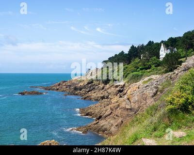 Blick auf die felsige Küste in Port Manech beim Wandern Stockfoto