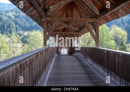 Holz- Brücke über den Inn in der Nähe von Prutz, Tirol, Österreich Stockfoto