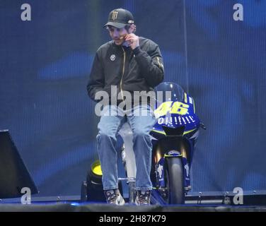 Valentino Rossi trifft und begrüßt die zahlreichen Fans auf der EICMA, der internationalen Motorradmesse. Stockfoto