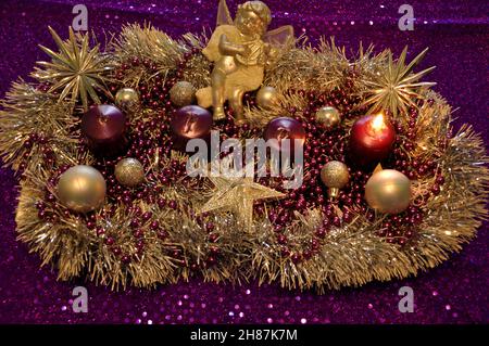 Erster sonntag im Advent Konzept Weihnachten Licht violetten Hintergrund mit Kerzen Kugel Kugeln Sterne.Studio-Aufnahme eines schönen Adventkranz mit Kugeln und vier b Stockfoto