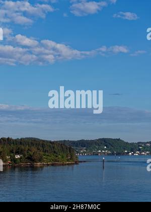 Navigation Markers entlang der bewaldeten Küste der Inseln und Fjordrand in der Nähe von Bergen in Norwegen an einem Summers Morning. Stockfoto