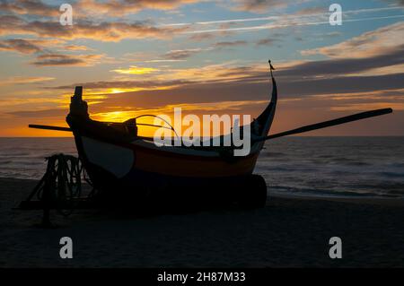 Silhouette der traditionelle bunte Portugiesische Fischerboot am Strand von Vieira de Leiria. Ein portugiesisches Dorf und auch eine Gemeinde im municipalit Stockfoto