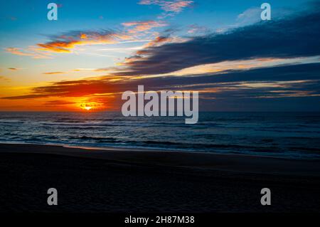 Atlantischen Ozean Sonnenuntergang. Bei Vieira de Leiria. Ein portugiesisches Dorf und auch eine Pfarrei, in der Gemeinde von Marinha Grande, Portugal Stockfoto