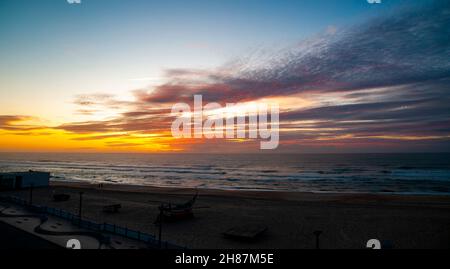 Atlantischen Ozean Sonnenuntergang. Bei Vieira de Leiria. Ein portugiesisches Dorf und auch eine Pfarrei, in der Gemeinde von Marinha Grande, Portugal Stockfoto