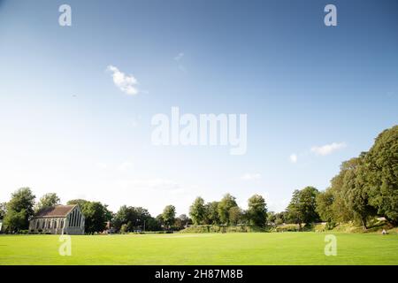 Landschaft des chichester Priorateparks mit dem Guildhall-Gebäude im Hintergrund Stockfoto
