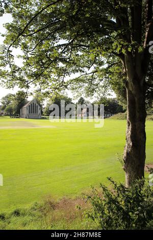 Landschaft des chichester Priorateparks mit dem Guildhall-Gebäude im Hintergrund Stockfoto