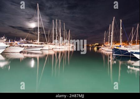 Calasfonts Cales Fonts Hafen Sonnenuntergang in Mahon auf den Balearischen Inseln Stockfoto