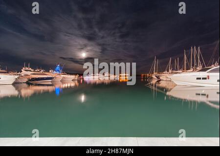 Calasfonts Cales Fonts Hafen Sonnenuntergang in Mahon auf den Balearischen Inseln Stockfoto