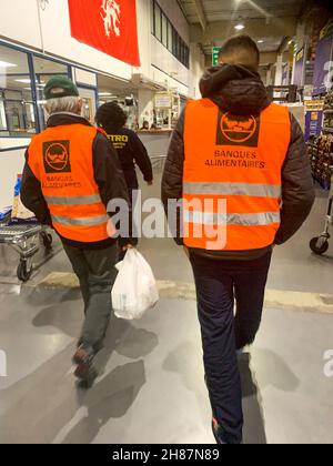 Secours Populaire nimmt an einer von der Food Bank, Vaulx-en-Velin, Frankreich, organisierten Lebensmittelsammelorganisation Teil Stockfoto