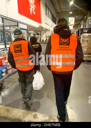 Secours Populaire nimmt an einer von der Food Bank, Vaulx-en-Velin, Frankreich, organisierten Lebensmittelsammelorganisation Teil Stockfoto