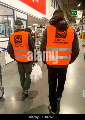 Secours Populaire nimmt an einer von der Food Bank, Vaulx-en-Velin, Frankreich, organisierten Lebensmittelsammelorganisation Teil Stockfoto